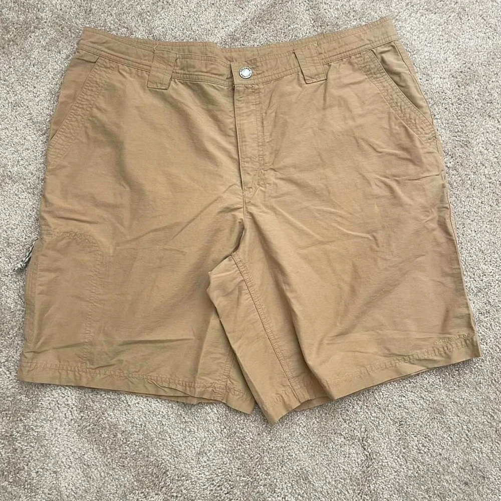 Columbia Mens Tan Khaki Cargo Hiking Shorts Size 40 AM4081 Omni-Shade 10 Inseam